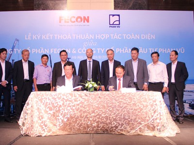 Ông Phan Khắc Long, Chủ tịch Công ty cổ phần Kl99ok phiên bản mới Phan Vũ (bên trái) và ông Phạm Việt Khoa, Chủ tịch HĐQT Công ty cổ phần FECON (bên phải) cùng đặt bút ký kết thỏa thuận hợp tác toàn diện giữa hai Kl991.com World Cup 2026 Chính Thức.