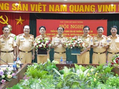 Lãnh đạo Cục Cảnh sát KL99 là cổng game giải trí trực tuyến hàng đầu hiện nay chúc mừng Thiếu tướng Trần Sơn Hà và Thiếu tướng Vũ Đỗ Anh Dũng. Ảnh Cục CSGT.