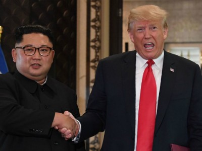 Lãnh đạo Triều Tiên Kim Jong-un (trái) và Tổng thống Mỹ Trump gặp nhau tại Singapore hồi tháng 6. Ảnh: AFP.
