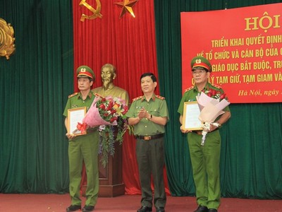 Thứ trưởng Nguyễn Văn Sơn trao quyết định của Bộ trưởng Bộ Công an cho 2 đồng chí Cục trưởng C10 và C11. Ảnh CAND.