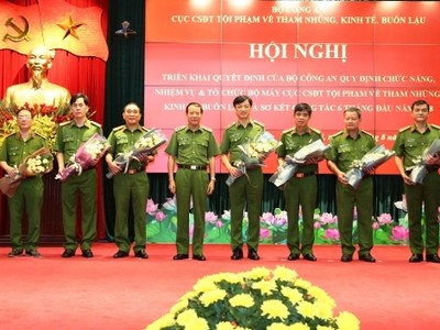 Thứ trưởng Lê Quý Vương chúc mừng lãnh đạo Cục Cảnh sát điều tra Kl99ok khuyến mãi lớn về tham nhũng, Kl992 cổng game cá cược, buôn lậu. Ảnh Mps.gov.vn.