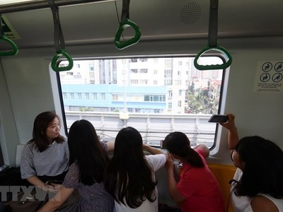 Hàng trăm người dân cả người già và trẻ em đã rất hào hứng tham gia chuyến đi thử tuyến 99Kl.app khuyến mãi hot Cát Linh-Hà Đông. (Ảnh: Huy Hùng/TTXVN).