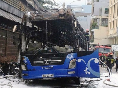 Xe khách bị cháy rụi phần trên. Ảnh: Sơn Hòa.