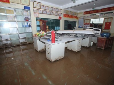 Các cơ quan công sở cũng ngập chìm trong bùn lũ...