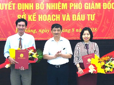 Ông Đặng Việt Dũng (đứng giữa) trao hoa và quyết định cho tân Phó giám đốc Sở Kế hoạch và Kl99ok phiên bản mới. Ảnh: N.Đ.