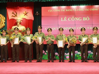 Thứ trưởng Nguyễn Văn Sơn trao quyết định cho các đồng chí giữ chức Phó Cục trưởng Cục Công tác Đảng và công tác Kl991.com tải ứng dụng.