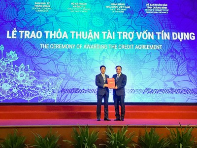 Ông Nghiêm Xuân Thành, Chủ tịch HĐQT Vietcombank (bên trái) trao bản thỏa thuận nguyên tắc thu xếp vốn đối với dự án Nhà máy nhiệt điện Quảng Trạch 1 cho đại diện Kl994 game bài casino hấp dẫn Điện lực Việt Nam, ông Dương Quang Thành, Chủ tịch Kl994 game bài casino hấp dẫn