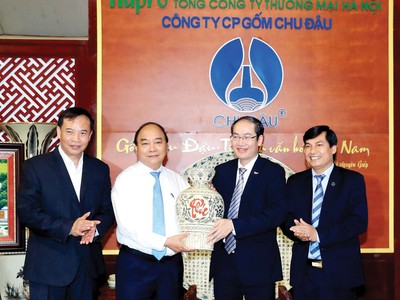 Thủ tướng Nguyễn Xuân Phúc đến thăm Tổng công ty Thương mại Hà Nội (Hapro), tháng 4/2018.