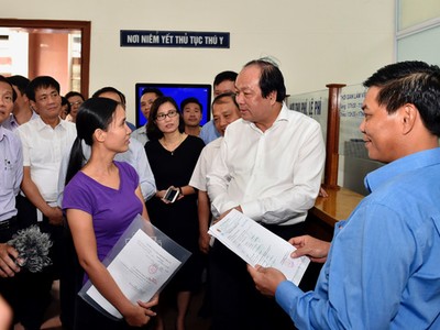 Bộ trưởng, Chủ nhiệm VPCP Mai Tiến Dũng, Tổ trưởng Tổ công tác của Thủ tướng, khảo sát thực tế hoạt động kiểm tra chuyên ngành tại cảng Hải Phòng.