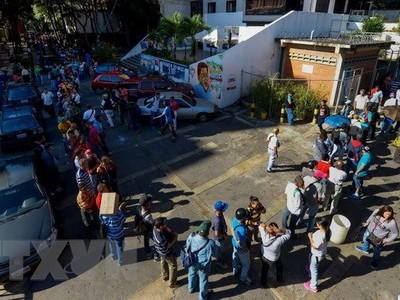 Người dân Venezuela xếp hàng chờ đổi tiền bên ngoài Link Vào Nhà Cái KL99 COM Tặng +199k trung ương ở Caracas. (Nguồn: AFP/TTXVN).