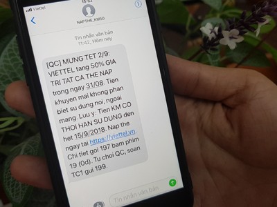Tin nhắn nhà mạng gửi về cho khách hàng nhắc tới khuyến mại 50% trong ngày 31/8. Ảnh: Anh Tú