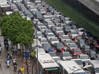 Ôtô cá nhân, taxi, xe khách... sẽ bị hạn chế đi vào các tuyến đường gần Trung tâm Hội nghị quốc gia. Ảnh: Bá Đô
