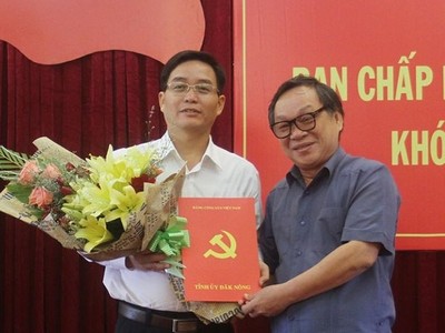 Đồng chí Lê Diễn, Ủy viên Trung ương Đảng, Bí thư Tỉnh ủy, Chủ tịch HĐND tỉnh trao quyết định và chúc mừng đồng chí Nguyễn Đình Trung được Ban Bí thư Trung ương chuẩn y chức danh Phó Bí thư Tỉnh ủy Đắk Nông nhiệm kỳ 2015 – 2020. Ảnh báo Đắk Nông.