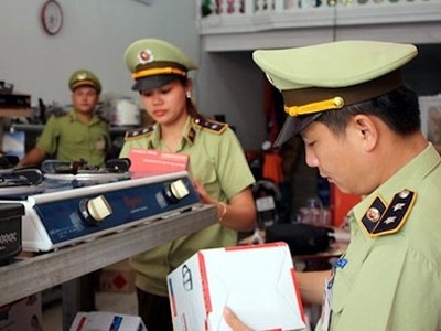 Lực lượng quản lý thị trường đi kiểm tra hành hóa (Ảnh minh họa/Dân Việt)