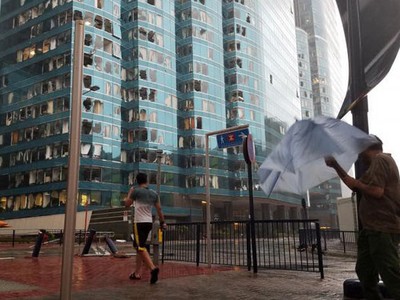 Cửa kính tại các căn hộ của một chung cư cao tầng ở Hong Kong bị vỡ vì mưa to, gió lớn trong bão Mangkhut. (Ảnh: Reuters)