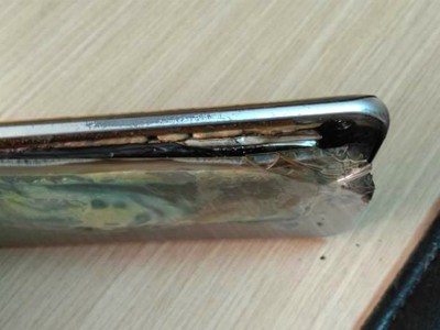 Rokhana không nhận được trợ giúp khi lần đầu mang máy tới cửa hàng dịch vụ của Samsung. Ảnh: Reddit.
