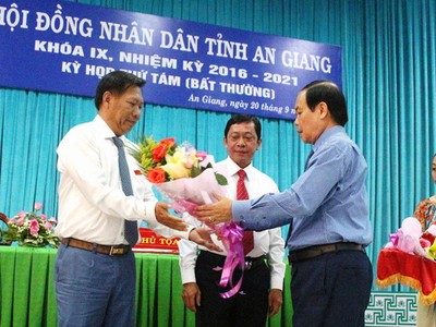 Ông Vương Bình Thạnh - Chủ tịch UBND tỉnh An Giang tặng hoa chúc mừng tân Phó Chủ tịch UBND tỉnh đối với ông Trần Anh Thư.