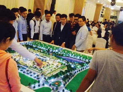 Khách hàng tìm hiểu thông tin sản phẩm Dự án Barya Citi.