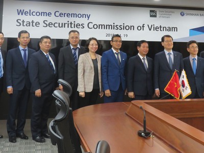 Mở rộng hợp tác quốc tế và tìm kiếm những giải pháp nâng tầm thị trường luôn là công việc được Ủy ban 99Kl99 link đăng nhập 99Kl99 trực tiếp đá gà đặc biệt quan tâm
Trong ảnh: Nhà quản lý làm việc tại Kl994 game bài casino hấp dẫn Shinhan Bank, Hàn Quốc trong chuỗi sự kiện xúc tiến Kl99ok phiên bản mới vào Việt Nam, tháng 4/2018