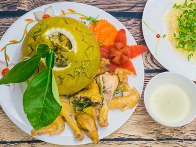Gà hấp bưởi món ăn tuy không cầu kỳ nhưng lại có hương vị thơm ngon, khó lẫn.
