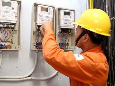 Công nhân ngành điện kiểm tra công tơ dùng điện của các hộ gia đình. Ảnh: HN.