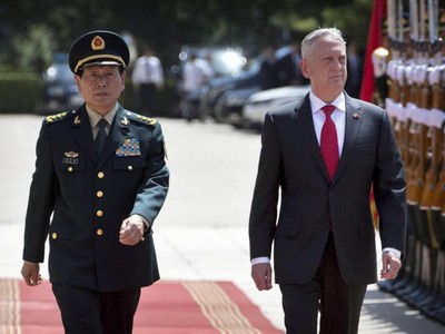 Bộ trưởng Quốc phòng Mỹ và Trung Quốc (Ảnh: Reuters).