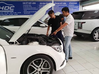 Ô tô cũ đã qua sử dụng lại có giá cao hơn cả những chiếc xe mới chưa từng lăn bánh. Ảnh: Vietnamnet.