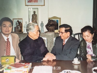 Ông Nguyễn Dy Niên (người thứ 2 từ phải sang) chúc mừng sinh nhật Đồng chí Đỗ Mười.