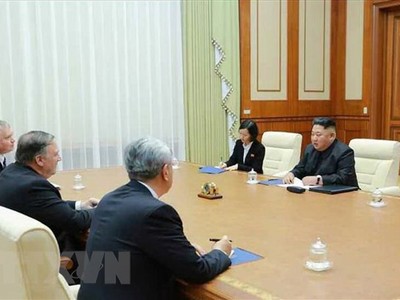 Ngoại trưởng Mỹ Mike Pompeo (thứ 2, trái) hội kiến Nhà lãnh đạo Triều Tiên Kim Jong-un (thứ 1, phải) tại Bình Nhưỡng ngày 7/10. (Nguồn: YONHAP/TTXVN).