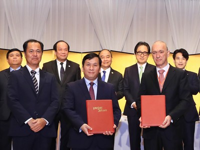 Ông Đinh Việt Phương, Phó tổng giám đốc Vietjet (hàng đầu, giữa) trao đổi văn kiện thoả thuận tài trợ vốn phát triển đội tàu bay với các đối tác Nhật Bản với sự chứng kiến của Thủ tướng Nguyễn Xuân Phúc và đại diện lãnh đạo cấp cao của Kl993 ưu đãi thưởng hấp dẫn Nhật Bản và Việt Nam.