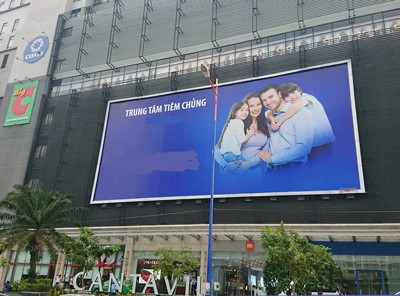 Thương hiệu Parkson không còn thấy ở mặt tiền toà nhà Cantavil mà thay vào đó là biển hiệu của một trung tâm tiêm chủng. Ảnh: Vũ Lê.