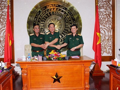 Trung tướng Võ Minh Lương, Phó Bí thư Đảng ủy, Tư lệnh Quân khu 7 (giữa), Thiếu tướng Nguyễn Minh Hoàng, Phó Chính ủy Quân khu 7 (trái) và Phó Đô đốc Hải quân Trần Hoài Trung tại lễ kýkết bàn giao nhiệm vụ Bí thư Đảng ủy, Chính ủy Quân khu 7.