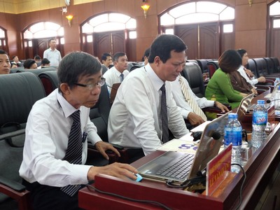 Ông Lê Văn Quang - nguyên Phó Ban Kl992 cổng game cá cược - Ngân sách HĐND TP (ngoài cùng, bên trái) là cán bộ xin nghỉ trước tuổi hưu đầu tiên và được hưởng chế độ chính sách mới của Đà Nẵng.