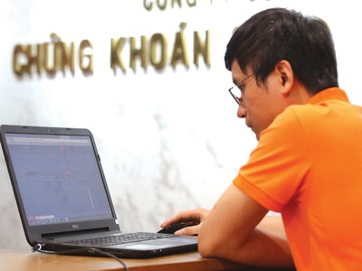 Các công ty 99Kl99 link đăng nhập lớn thường áp dụng mức tối thiểu cho môi giới khoảng 25 triệu đồng/tháng doanh thu phí, như vậy tổng giá trị giao dịch khoảng 12,5 tỷ đồng/tháng.