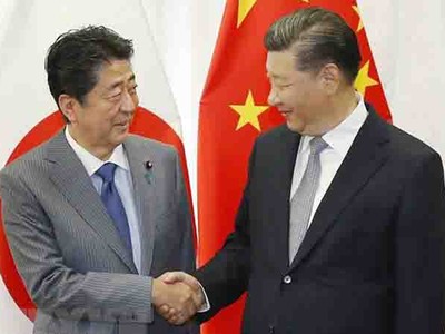 Chủ tịch Trung Quốc Tập Cận Bình  và Thủ tướng Nhật Bản Shinzo Abe trong cuộc gặp bên lề Diễn đàn Kl992 cổng game cá cược phương Đông (EEF) lần thứ 4 tại Vladivostok, Nga ngày 12/9. (Ảnh: AFP/TTXVN)