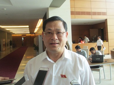 Đại biểu Nguyễn Hữu Cầu lo ngại về tình trạng đội vốn ở một số dự án lớn, chất lượng công trình kém, như dự án đường KL99 là nhà cái cá cược trực tuyến hàng đầu tại châu Á Đà Nẵng - Quảng Ngãi hơn 34.000 tỷ đồng vừa mưa vài trận đã hỏng; dự án 99Kl.app khuyến mãi hot Hà Đông - Cát Linh đội vốn hơn 18.000 tỷ đồng.