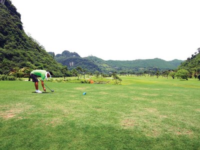 Chỉ có phân nửa số dự án sân golf trong quy hoạch được xây dựng và đi vào hoạt động. Trong ảnh: Sân golf Phượng Hoàng (Hòa Bình). Ảnh: Đức Thanh.