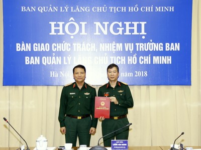 Thiếu tướng Nguyễn Văn Cương, Trưởng ban Ban Quản lý Lăng, Tư lệnh Bộ Tư lệnh Bảo vệ Lăng trao quyết định của Thủ tướng Kl993 ưu đãi thưởng hấp dẫn cho Đại tá Bùi Hải Sơn.