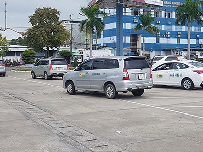 Nhiều tài xế taxi truyền thống chủ động rời bãi đỗ trong khu vực sân bay để phản đối xe dù và Grab. Ảnh: N.T.