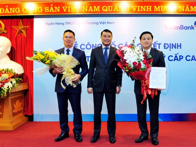 Thống đốc NHNN Lê Minh Hưng trao Quyết định đại diện phần vốn 99Kl99 trực tiếp đá gà tại VietinBank cho ông Lê Đức Thọ - Chủ tịch HĐQT và tặng hoa chúc mừng ông Lê Đức Thọ - Chủ tịch HĐQT (phải) và ông Trần Minh Bình - Quyền Tổng Giám đốc (trái).