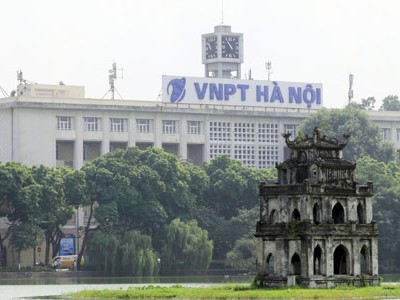 Biển chữ Bưu điện Hà Nội được đổi tên VNPT Hà Nội từ tháng 10/2015. ảnh:Tất Định.