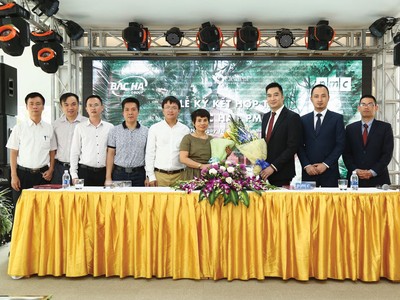 CEO Nguyễn Quang Huy (thứ ba bên phải) trong lễ ký kết quản lý Tòa nhà 6th Element.