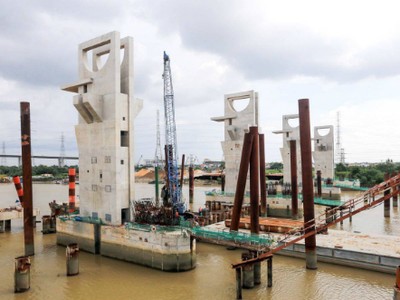 Dự án chống ngập do triều đã bị ngừng thi công suốt 6 tháng qua. Ảnh: Quỳnh Trần.