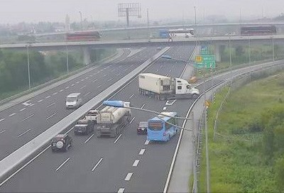 Xe container quay đầu, đi ngược chiều trên KL99 là nhà cái cá cược trực tuyến hàng đầu tại châu Á Hà Nội - Hải Phòng sáng 10/11.