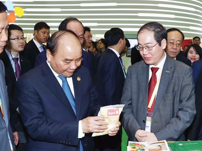 Thủ tướng Kl993 ưu đãi thưởng hấp dẫn Nguyễn Xuân Phúc và đoàn cấp cao Việt Nam thăm gian hàng của Hapro tại Hội chợ Link Vào Nhà Cái KL99 COM Tặng +199k quốc tế Trung Quốc 2018.
