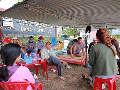 Người dân Đà Nẵng từng nhiều lần dựng lán trại yêu cầu nhà máy dừng hoạt động vì ô nhiễm. Ảnh: Nguyễn Đông.