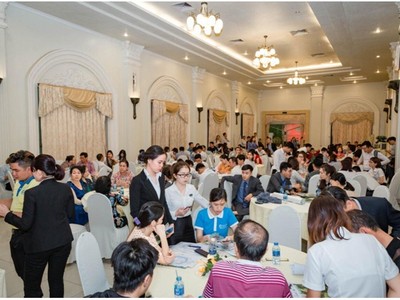Chương trình “Thương vụ Kl99ok phiên bản mới đất nền cùng Tấn Phát” thu hút đông đảo khách hàng tham dự.
