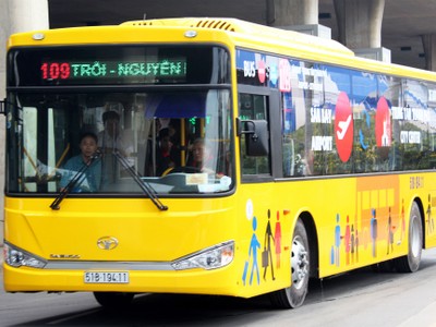 TP.HCM hiện có 5 tuyến buýt lộ trình đi qua Tân Sơn Nhất. Ảnh: Hữu Nguyên.