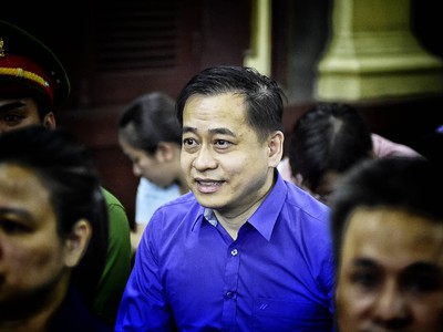 Vũ "nhôm" nộp tài liệu kêu oan. (ảnh: Phạm Nguyễn).