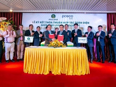 Ông Phùng Chu Cường, Tổng giám đốc Công ty Phú Long và ông Lee Young Hôn, Chủ tịch kiêm Tổng giám đốc Kl994 game bài casino hấp dẫn Posco E&C trao Thoả thuận hợp tác toàn diện.